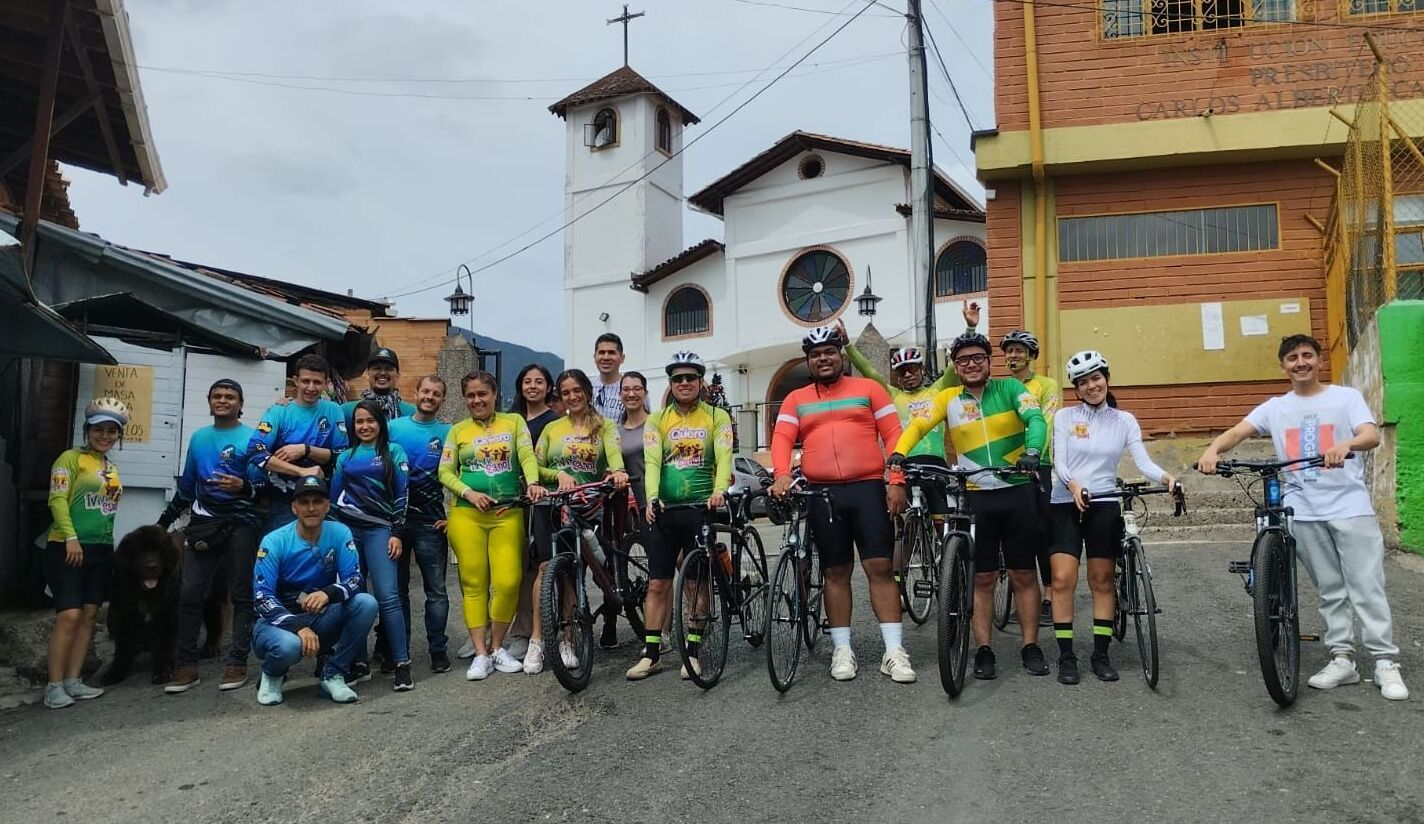 CLUB DE CICLISMO IMPACTA A NIÑOS EN VEREDA ANTIOQUEÑA