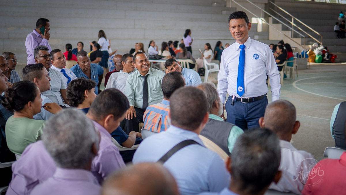 Pastor Javier Gaviria conversa con líderes durante el trabajo por departamentos en el encuentro realizado en El Bagre.