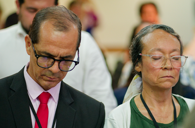 Juan Navas y su esposa durante un momento de oración en el marco de la Asamblea.