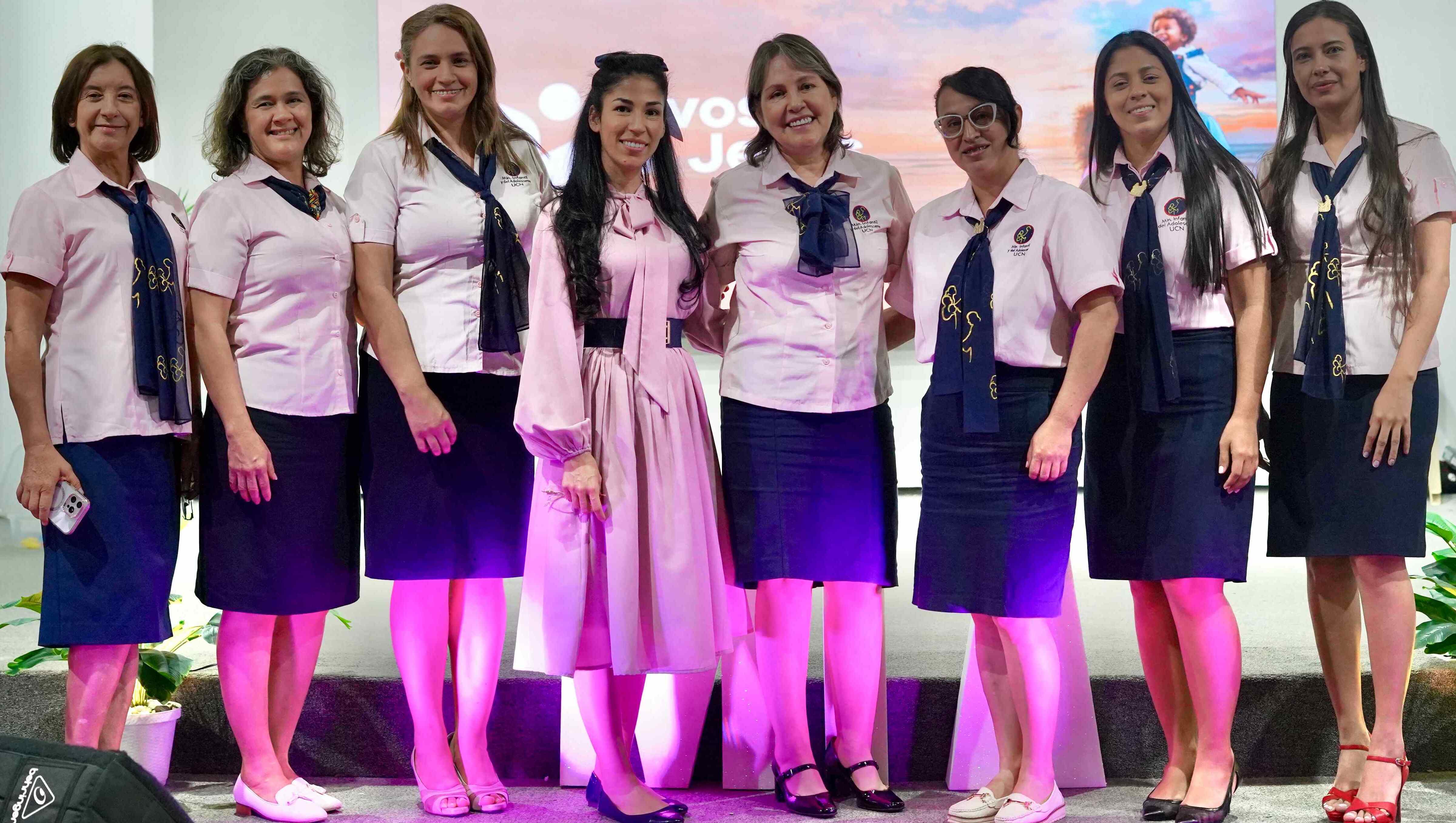 Directoras del Ministerio Infantil y del Adolescente y Janeth Partika