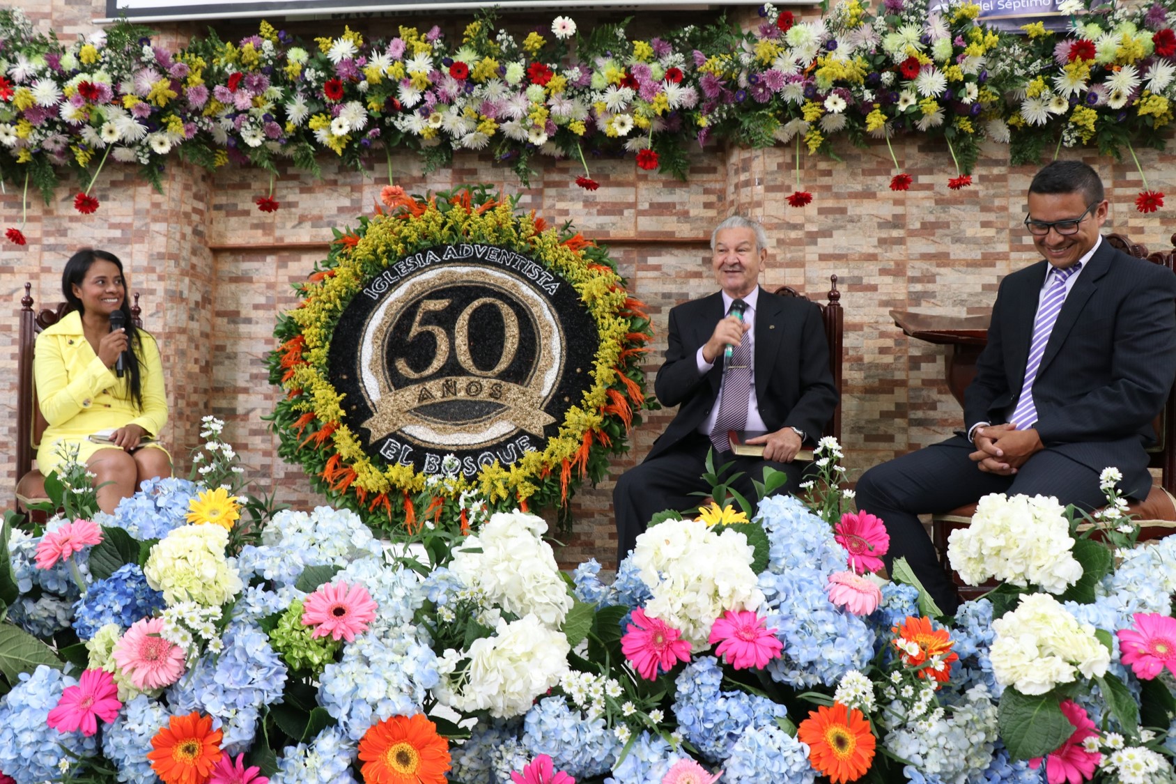 Ángela Chará y líderes de la Iglesia El Bosque durante la entrevista