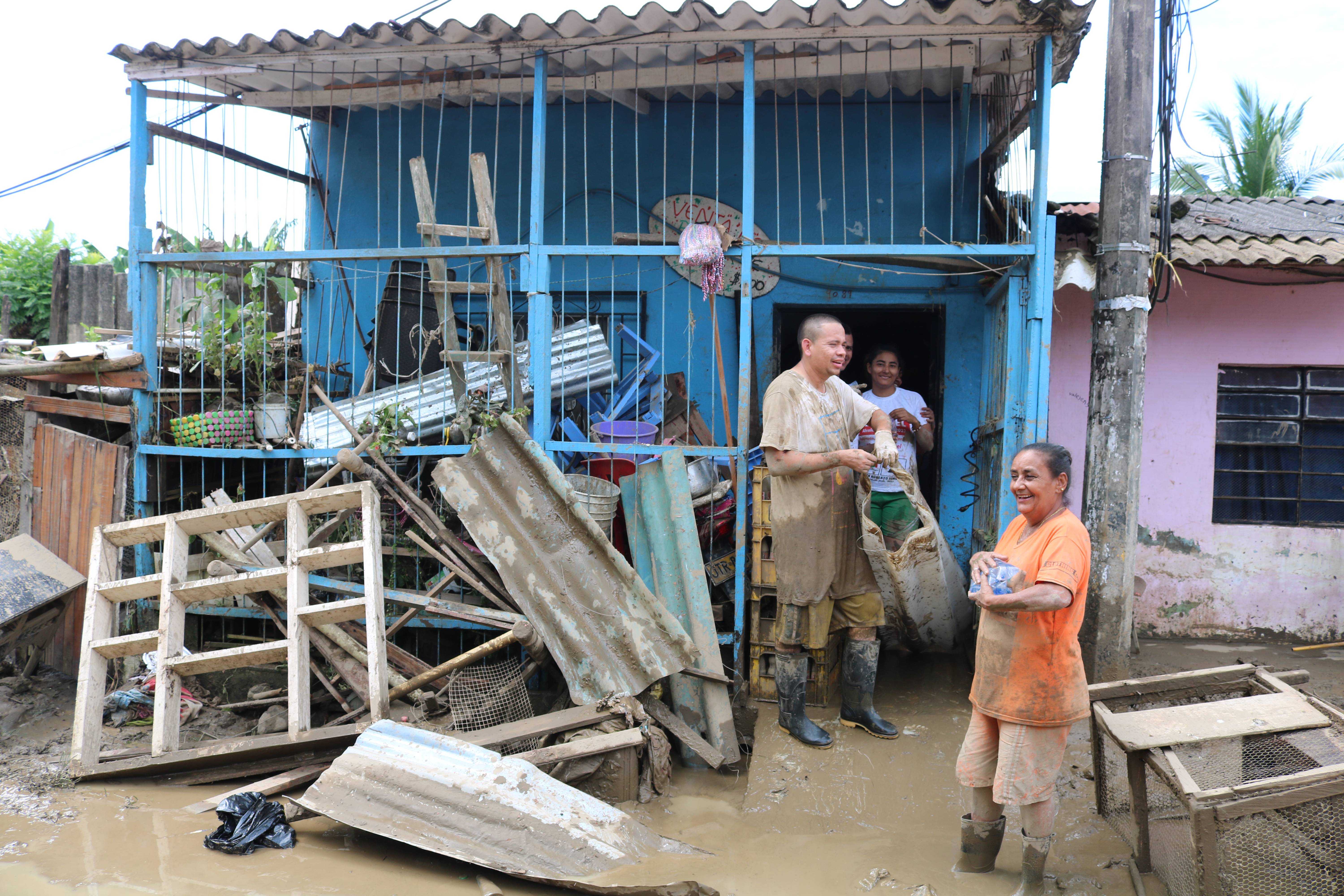Habitantes del municipio de Apartadó damnificados por la avalancha que impactó gran parte de esta población.