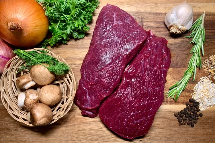 Inside-leg-steak-raw.webp
