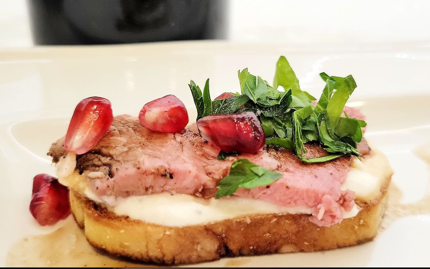 Steak Crostini with Horseradish Sauce
