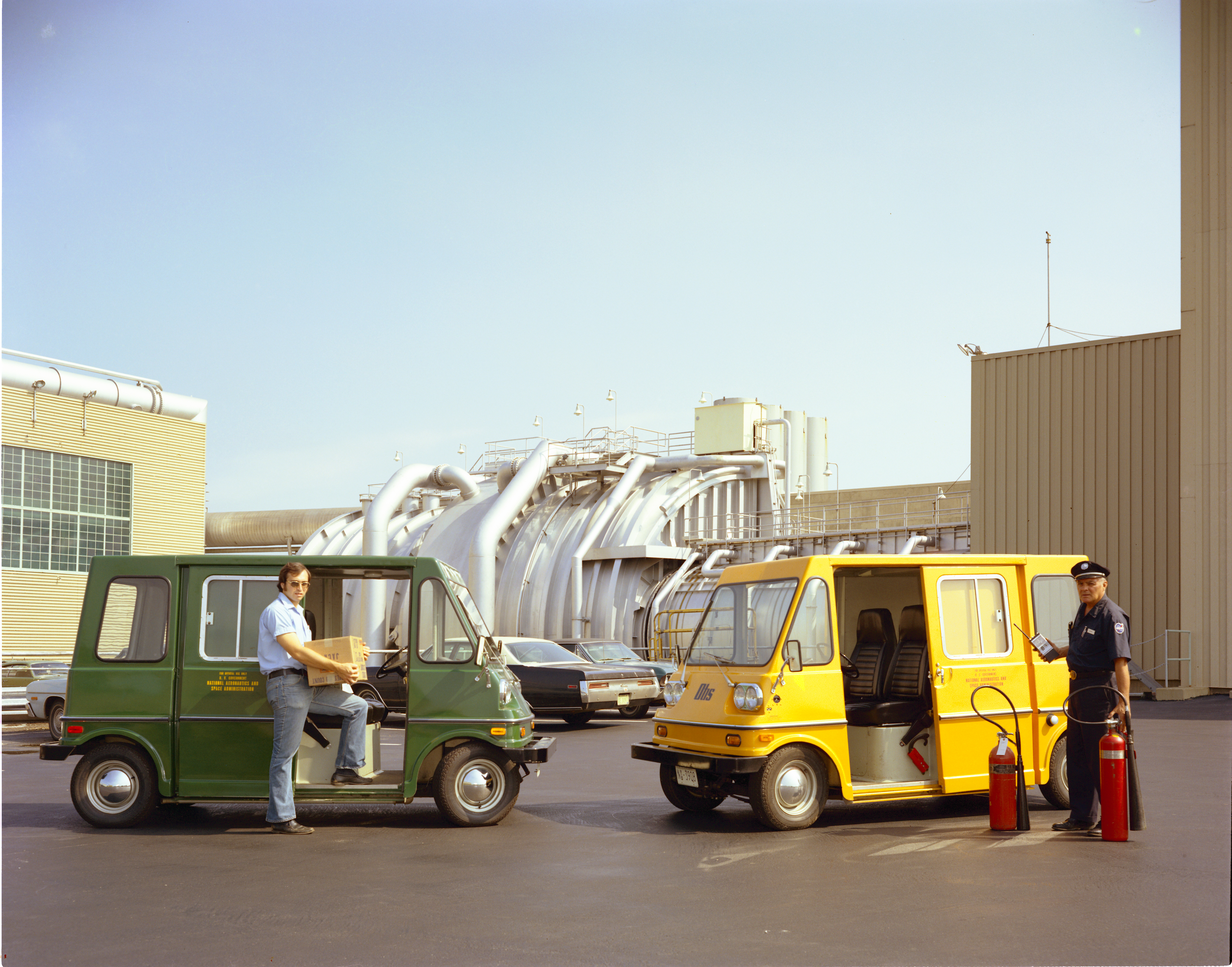 2304_ELECTRIC_TRUCK_AT_THE_VISITOR_INFORMATION_CENTER_VIC___NARA___17444108.jpg