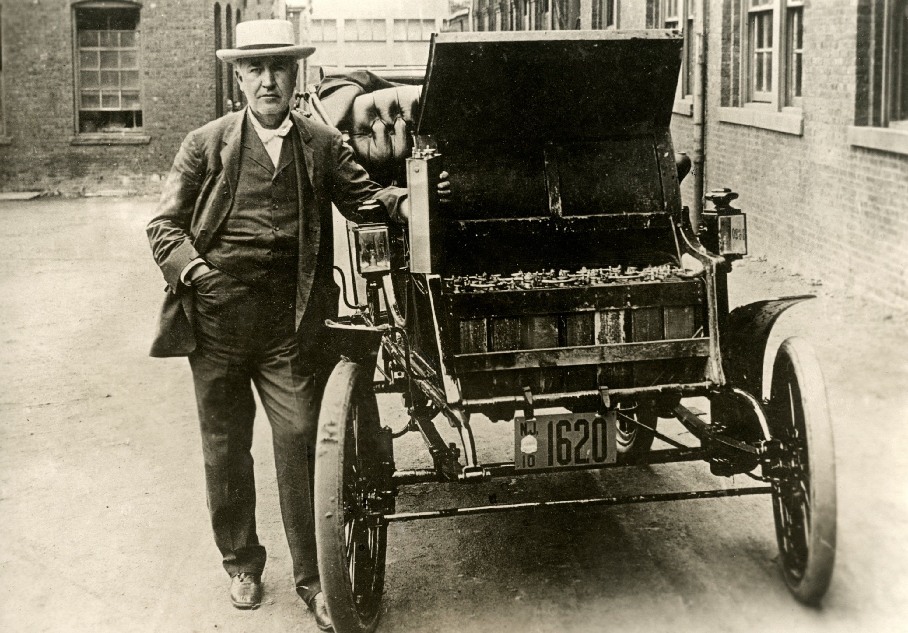 2304_Thomas_Alva_Edison_met_de_electrische_auto_die_door_hem_in_1911_wordt_geconstrueerd__SFA005001592.jpg