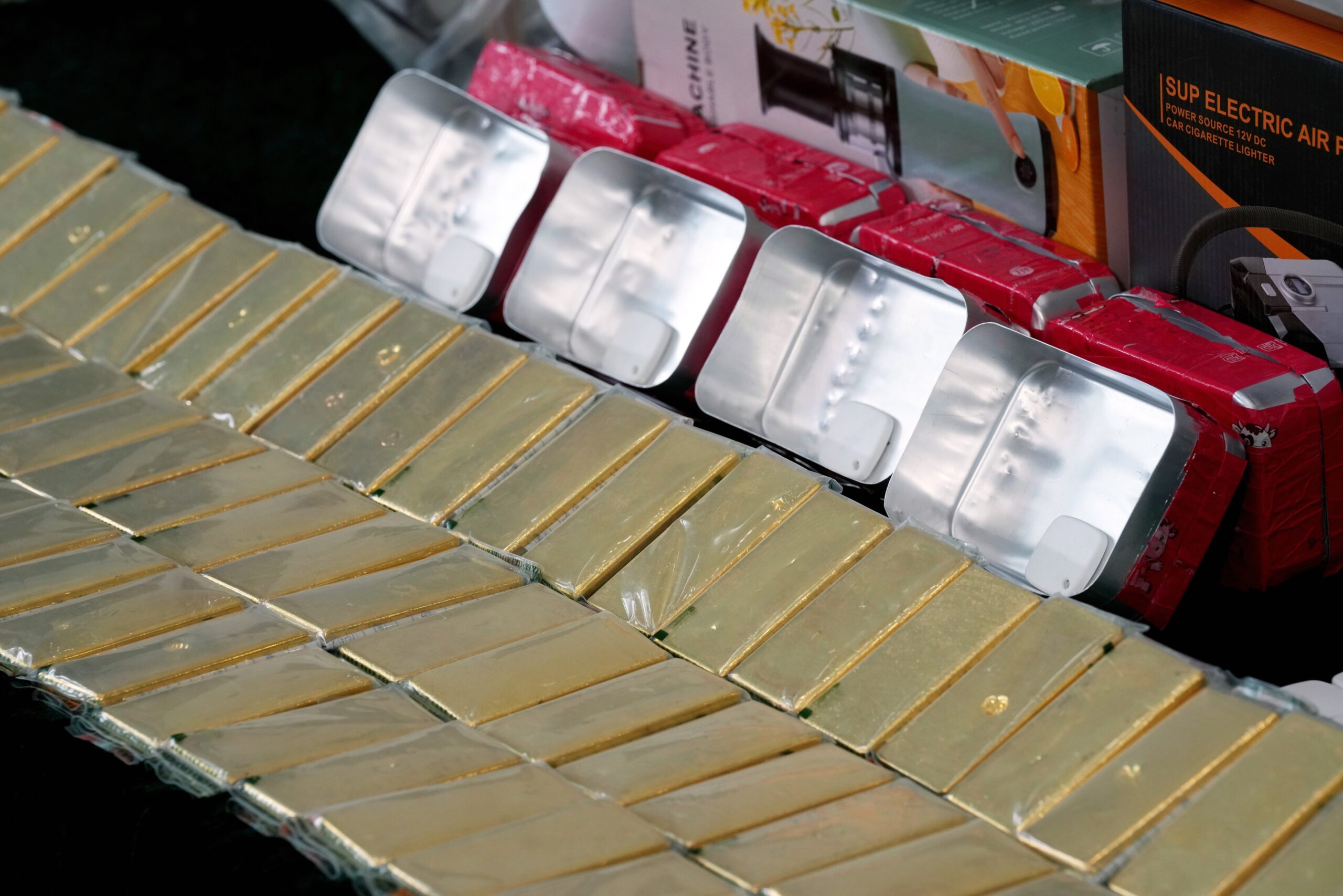 Descubren lingotes de oro por HK$46 millones en envío a Japón