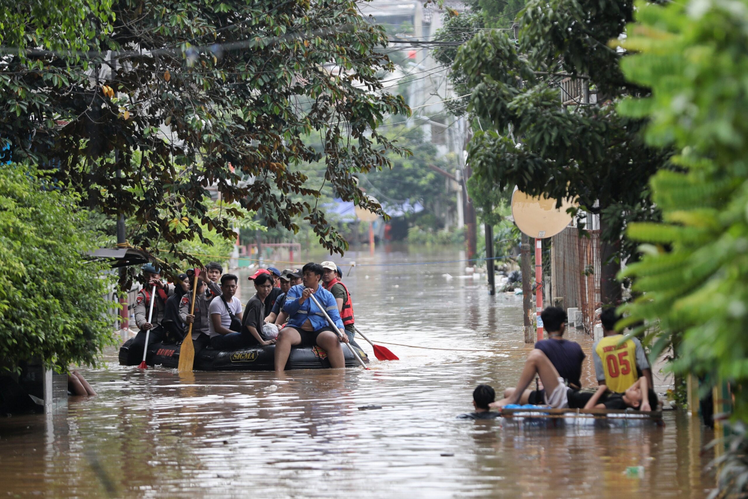Agravamiento de inundaciones en Yakarta desplaza a miles de personas