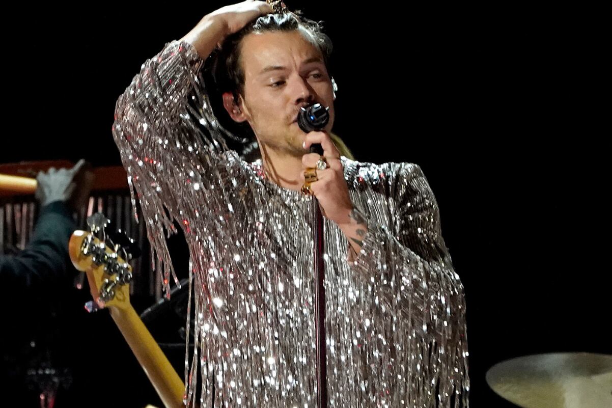 Harry Styles sorprende a sus fans con nuevo video del concierto final