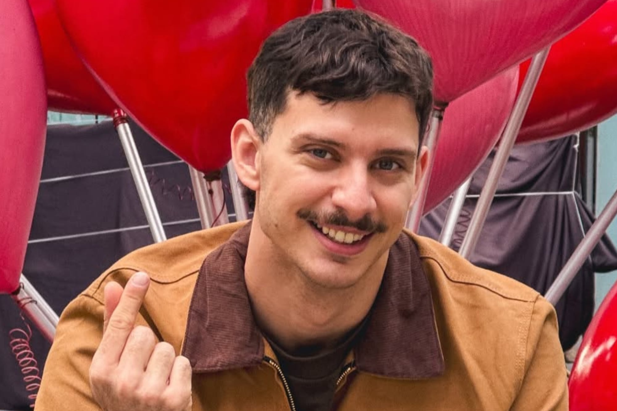 Argentino viaja a Roma por el Papa y se convierte en actor de Netflix