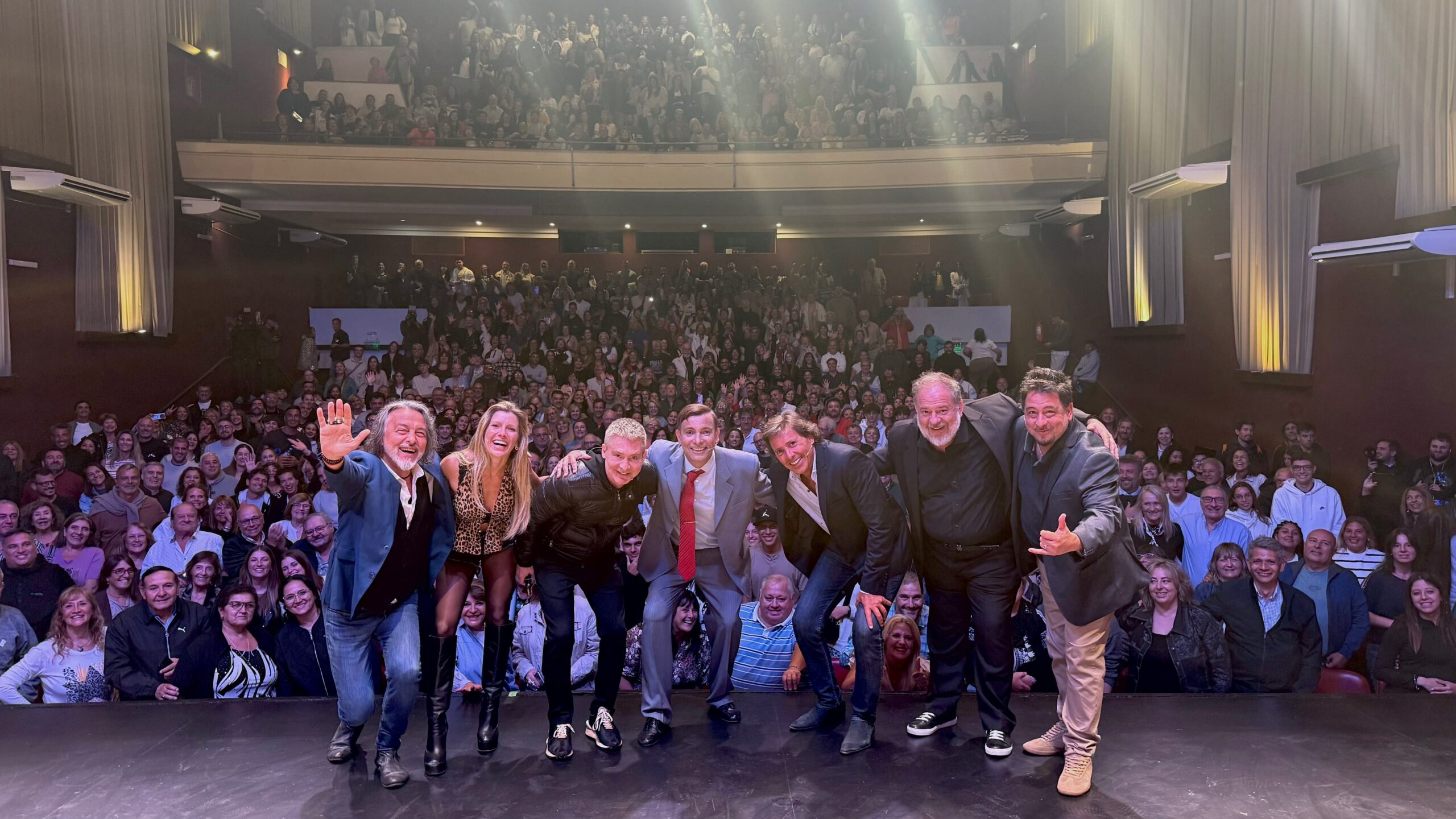 Adrián Suar asiste a ‘La cena de los tontos’ y desata ovaciones