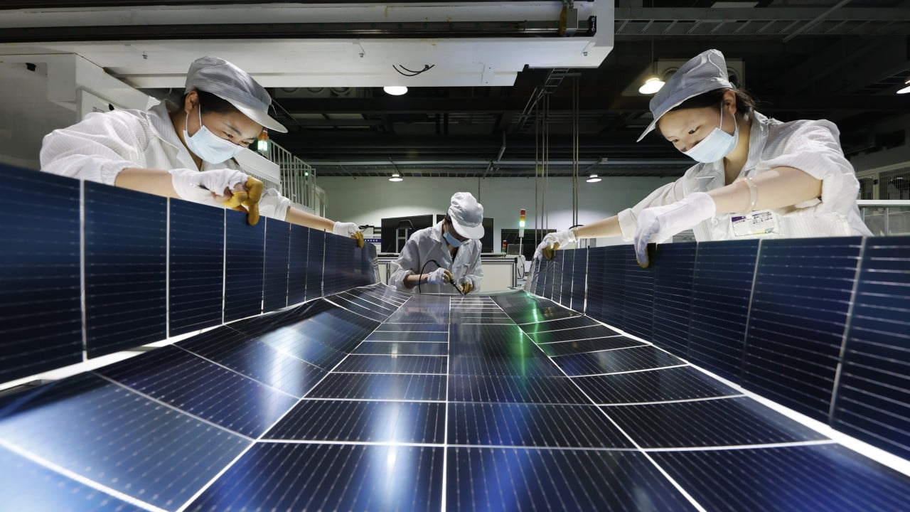 China recorta subsidios a paneles solares y baterías para consolidar mercado