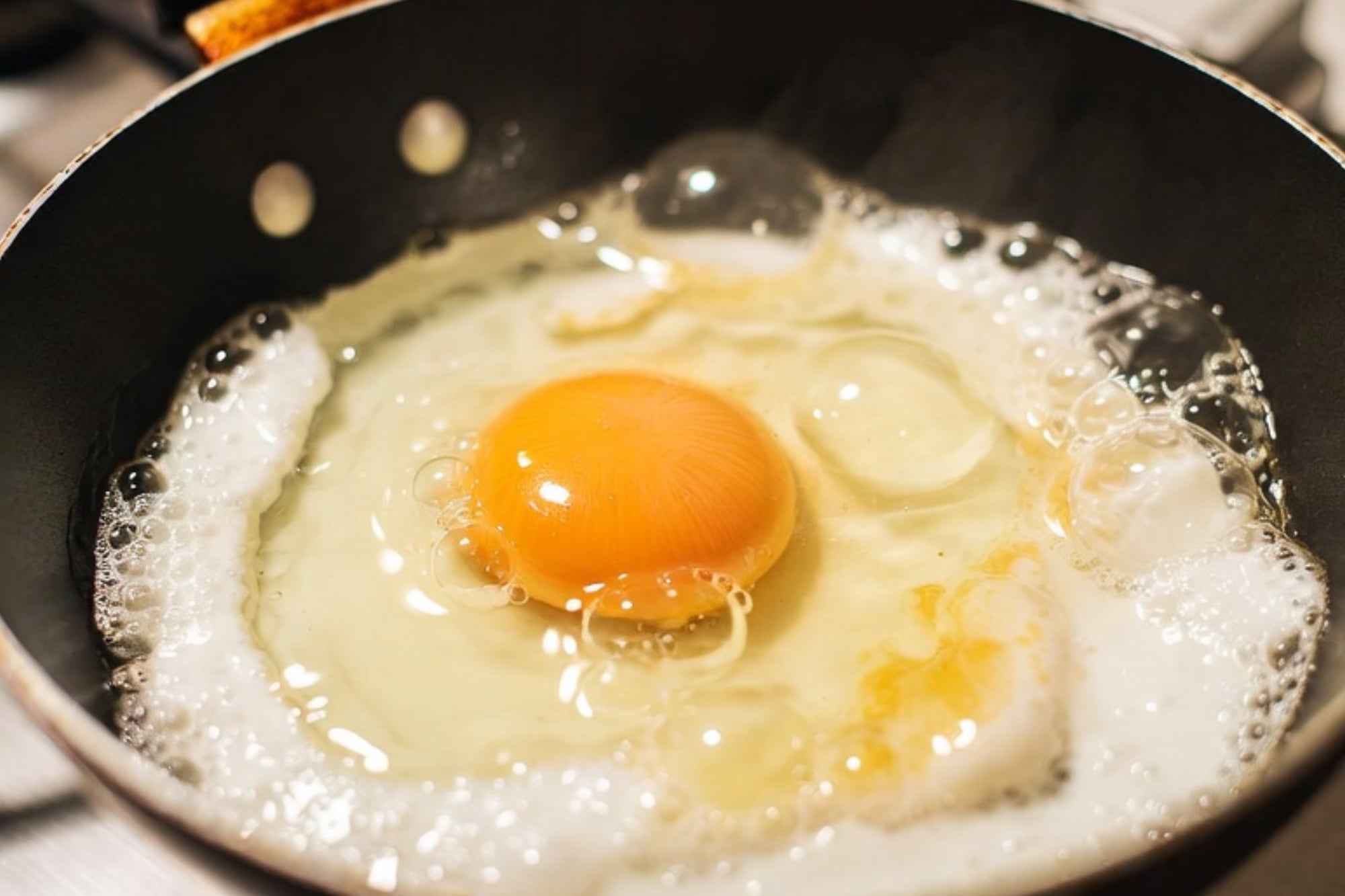 El secreto del vinagre para unos huevos fritos perfectos