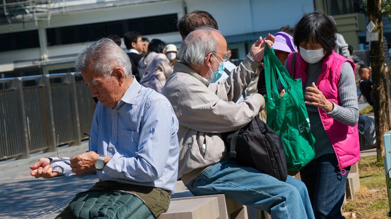 Autoridad bancaria de Hong Kong exige mejorar servicios para mayores