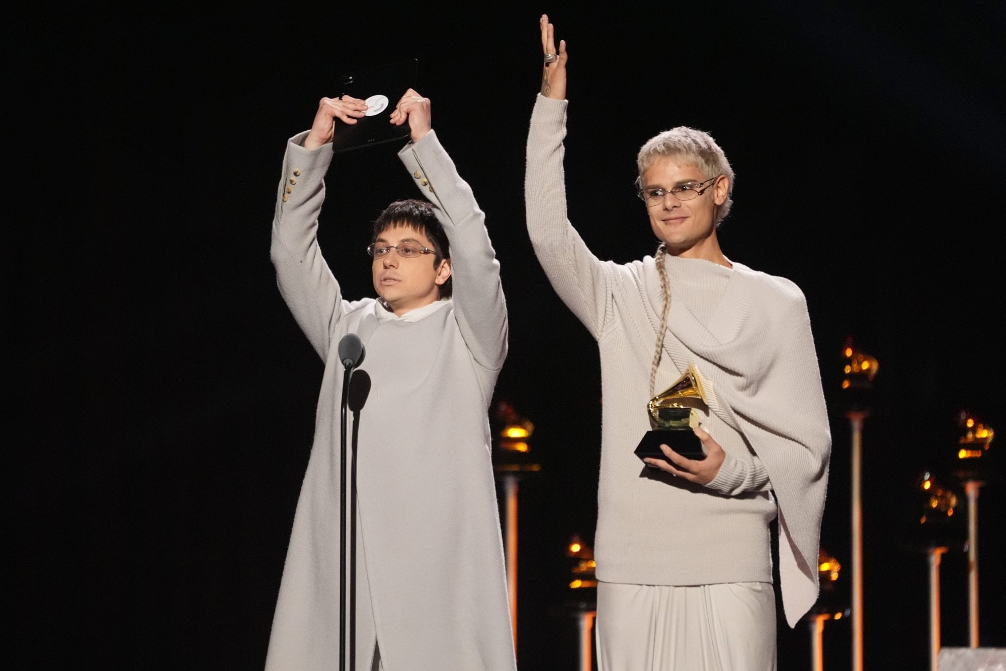 Ca7riel y Paco Amoroso triunfan en los Grammy 2026