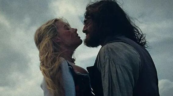 La polémica adaptación de ‘Cumbres Borrascosas’ genera debate