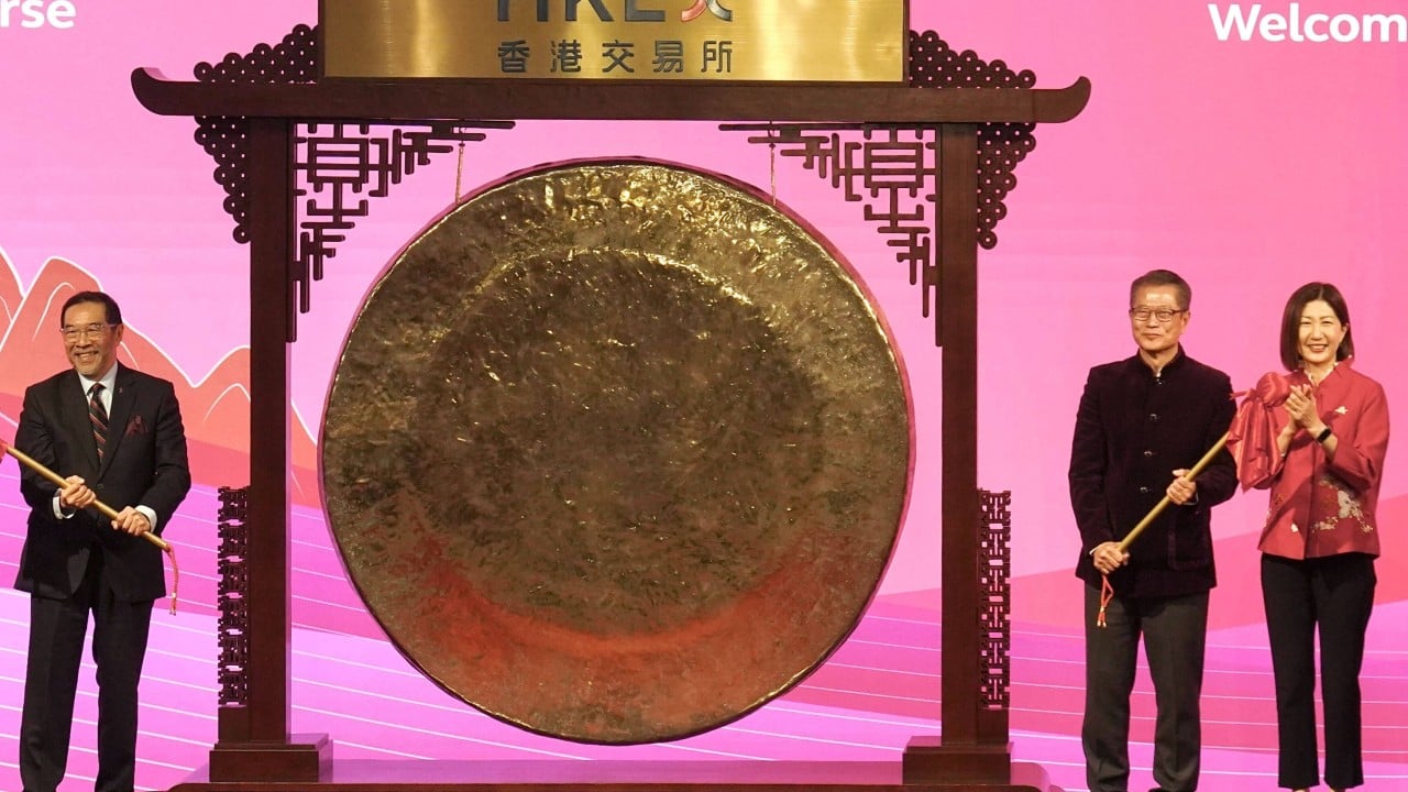 Mercados de Hong Kong y oro inician el Año del Caballo de forma mixta