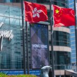 Hong Kong mantiene su racha alcista con precios del petróleo estables