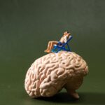 La psicolog&iacute;a detr&aacute;s de la procrastinaci&oacute;n y el uso del celular