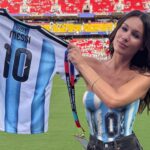 Pampita deslumbra con look celeste y blanco en Mundial 2026
