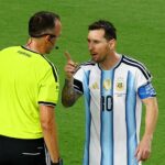 Messi se enfrenta al árbitro en la victoria de Argentina ante Suiza