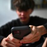 Adolescentes australianos ignoran prohibici&oacute;n y siguen en redes