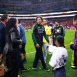 Emotivo reencuentro de Guillermo Ochoa en el Estadio Azteca
