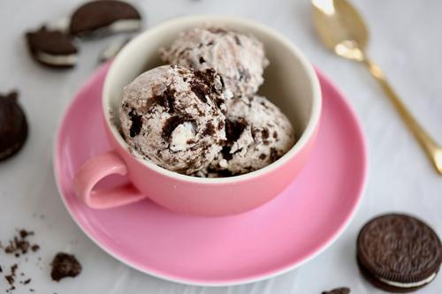 Cookies and Cream Frozen Yogurt