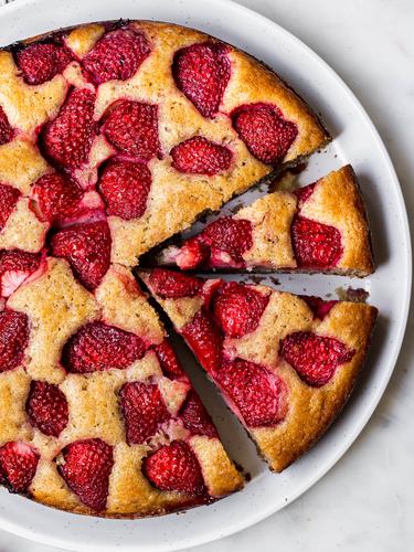 Fresh Strawberry Yogurt Cake