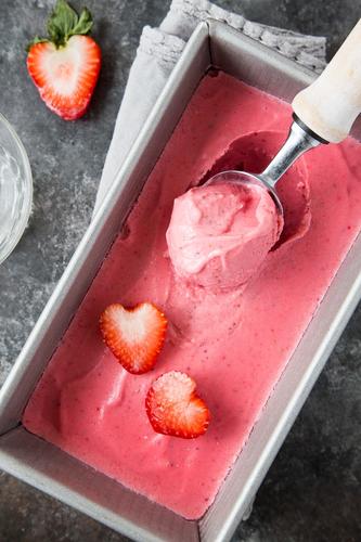 Strawberry Frozen Yogurt { Easy, No Churn}