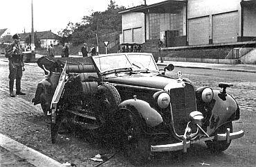 Heydrichův Mercedes těžce poškozený výbuchem bomby Jana Kubiše na místě atentátu.