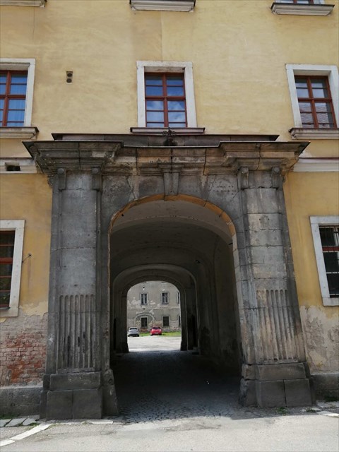 Vchod z východu do Nového důstojnického pavilonu