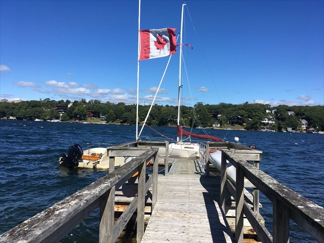 Kanadská vlajka na půl žerdi na břehu zálivu Northwest Arm