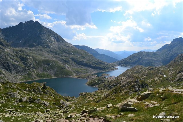 Jezera v údolí vysoko v Pyrenejích