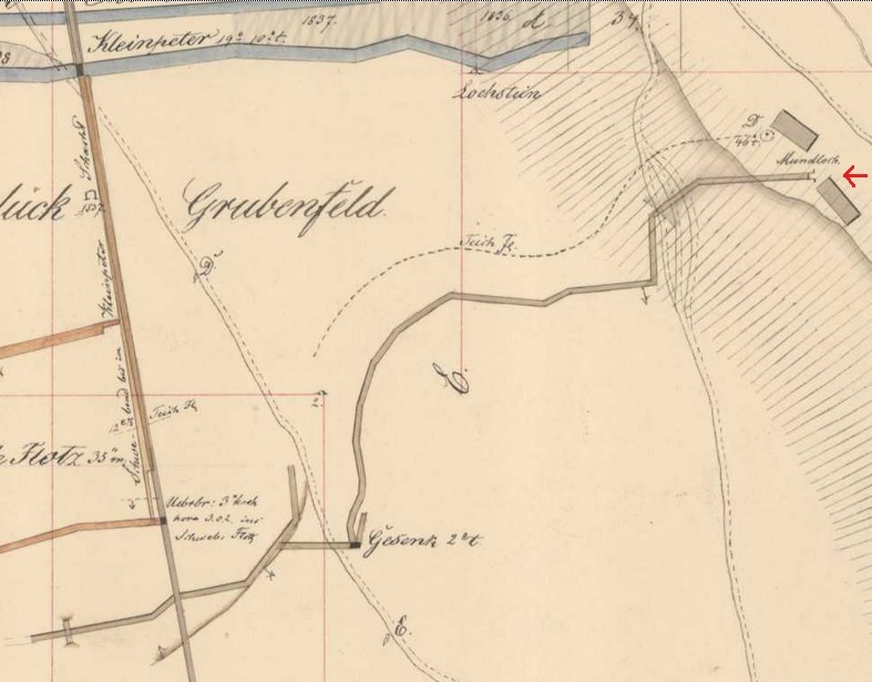 Mapa, kde je ústí štoly označeno červenou šipkou Mapa, kde je ústí štoly označeno červenou šipkou