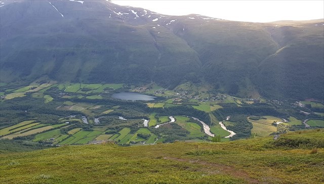 Manndalselva snirkler seg gjennom Manndalen