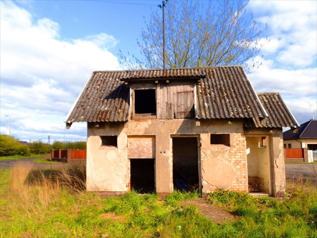 Zdewastowany budynek gospodarczy stacji Obrowo 2017 rok