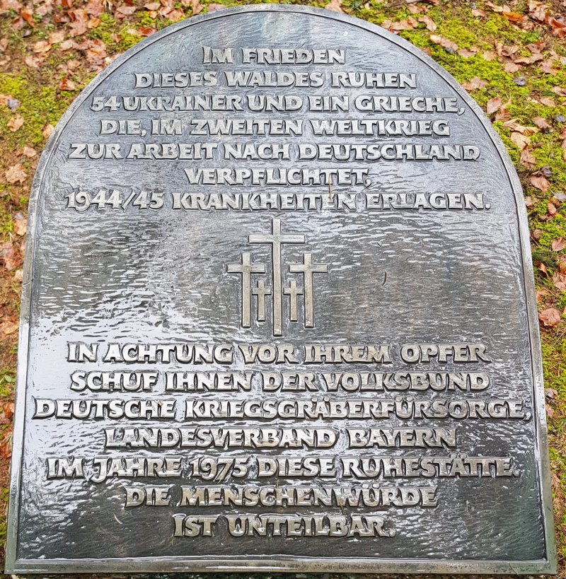 Im Frieden dieses Waldes ruhen 54 Ukrainer und ein Grieche, die , im zweiten Weltkrieg zur Arbeit nach Deutschland verpflichtet, 1944/45 Krankheiten erlagen.