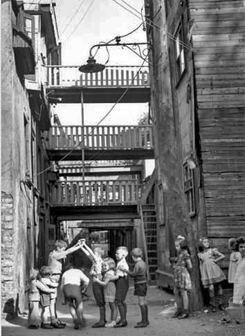 Enfants jouant dans la rue Sous-le-Cap, 1949