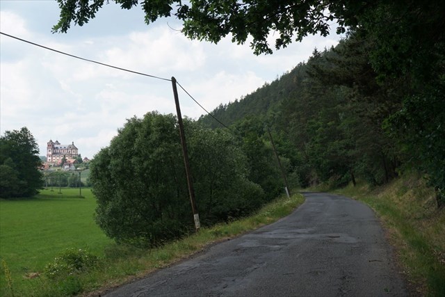 kostel Povýšení svatého Kříže ze silnice u Čichořic