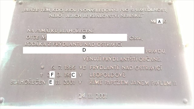 Deska je umístěna na kostele