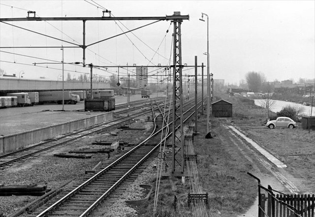 Het al deels verkleinde emplacement in 1974. Van Gend en Loos kreeg hierdoor veel meer manoeuvreerruimte voor de vrachtwagens