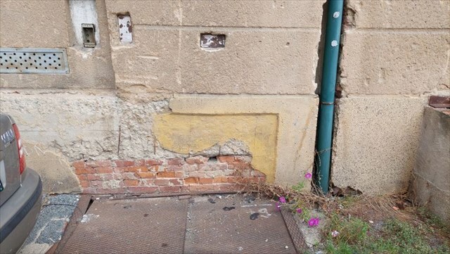 středně zdevastovaný pozůstatek výtahu