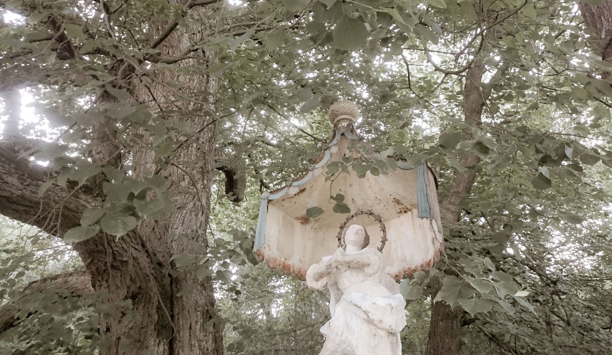 Fotografia: Kamenná plastika Panny Márie v lokalite Hájik