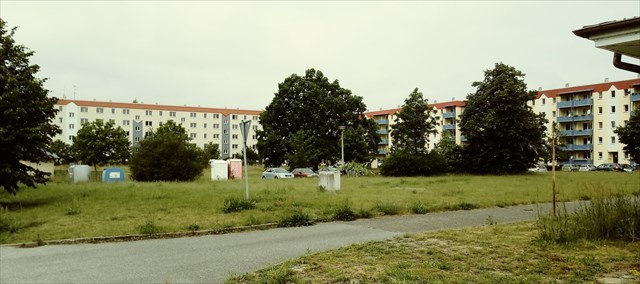 Webermoor-Karree 2020, am linken Bildrand der Pavillon, am rechten Bildrand der alte Konsum