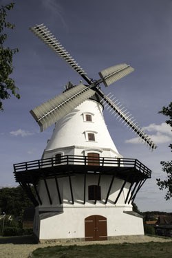 Den nyrenoverede mølle med de nye vinger