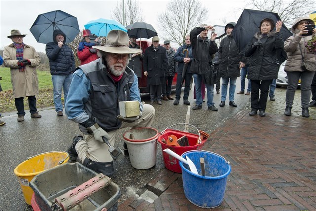 Gunter Demnig plaatst een Struikelsteentje