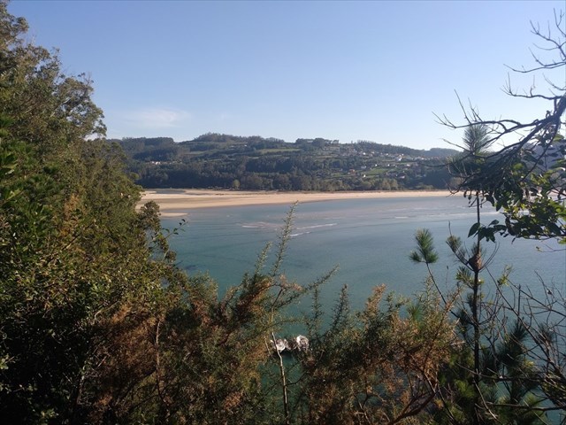 Vistas da praia de Vilarrube desde o sendeiro