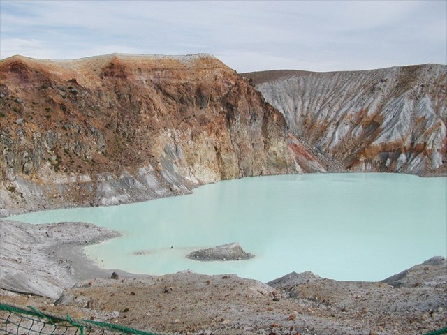 Kráter sopečného komplexu Kusacu-Širane (Honšú, Japonsko). Svahy krátera sú intenzívne premenené vplyvom kyslých roztokov.