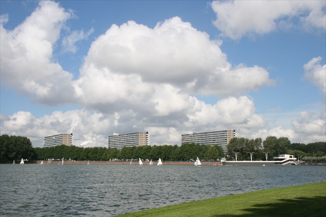 Sloterplas met flats aan de Noordzijde